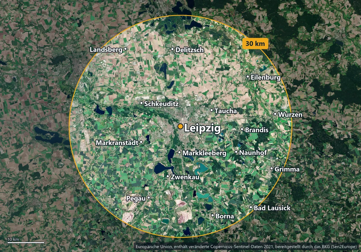 Satellitenbild mit dem Einsatzgebiet: ein Kreis von rund 30 Kilometern um Leipzig, der unter
            anderem Schkeuditz, Delitzsch, Eilenburg, Wurzen, Grimma, Borna, Zwenkau und
            Markranstädt einschließt.