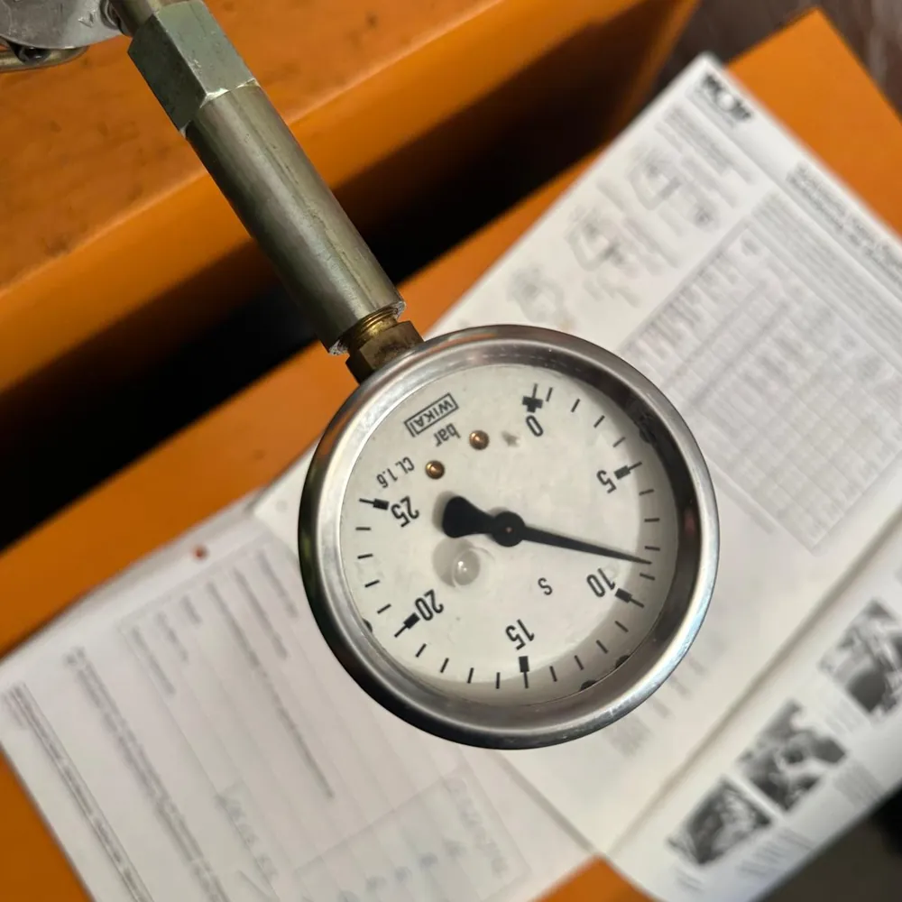 Manometer zur Messung des Pumpendrucks an einer Ölfeuerungsanlage, eingestellt auf 8,5 bar